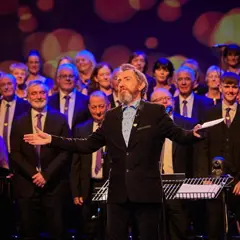 1 David Brophy Bow On Stgae 2048X1365)